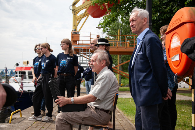 Prof. Tadeusz Szelangiewicz z Katedry Oceanotechniki i Budowy Okrętów Wydziału Nawigacyjnego PM śledzi z nabrzeża model statku