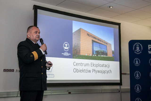 MUS Rector Wojciech Ślączka speaks to the audience