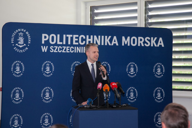 Minister Arkadiusz Marchewka przemawia podczas otwarcia CEOP